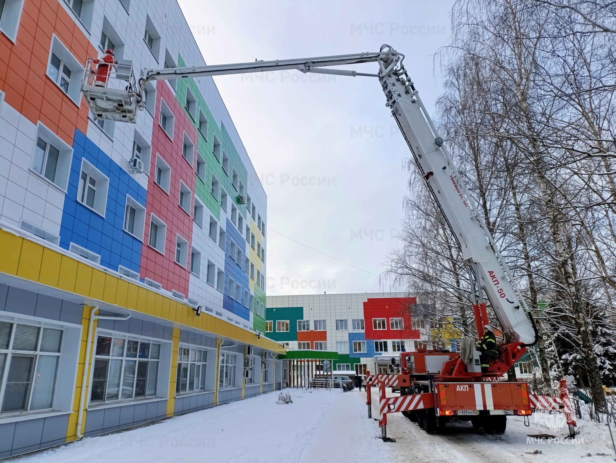 pozharnyy-ded-moroz-podaril-radost-detyam-nahodyashchimsya-na-lechenii-v-bolnicah_1767086917464038820__2000x2000__watermark.jpg